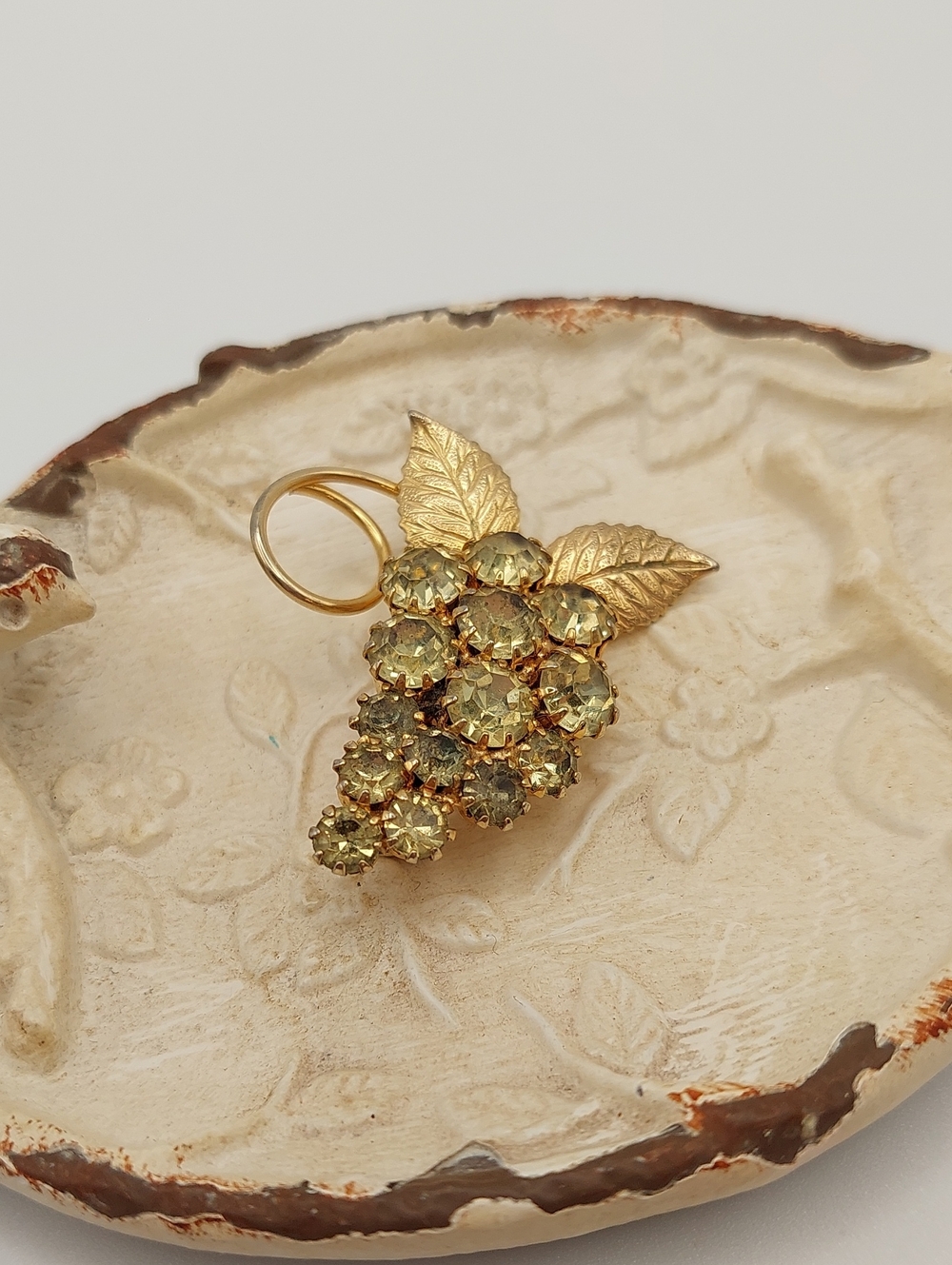 Green Rhinestone Crystal Grapes Goldtone Vintage Brooch
